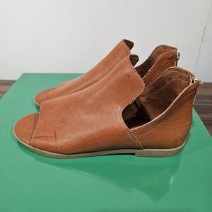 BAMBOO Peep Toe Shootie Flat Sandals Tan Brown Ankle Cutout Size 6.5